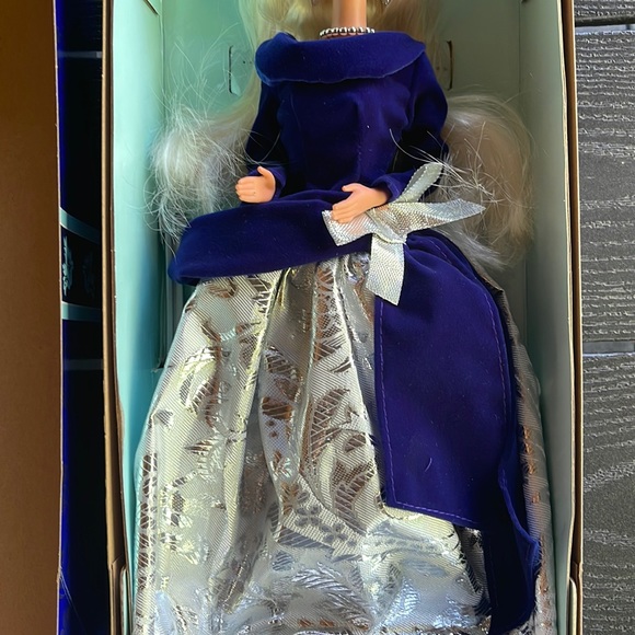 -- NRFB Vintage 1995 AVON ~ Winter Velvet Barbie Doll ❄️ - Picture 3 of 16